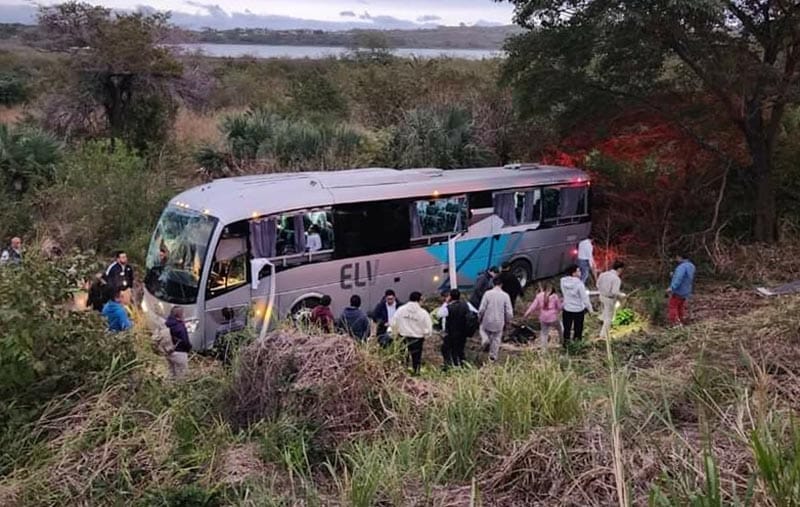 ¡VOLCÓ AUTOBÚS CON TRABAJADORES DE LAGUNA VERDE!