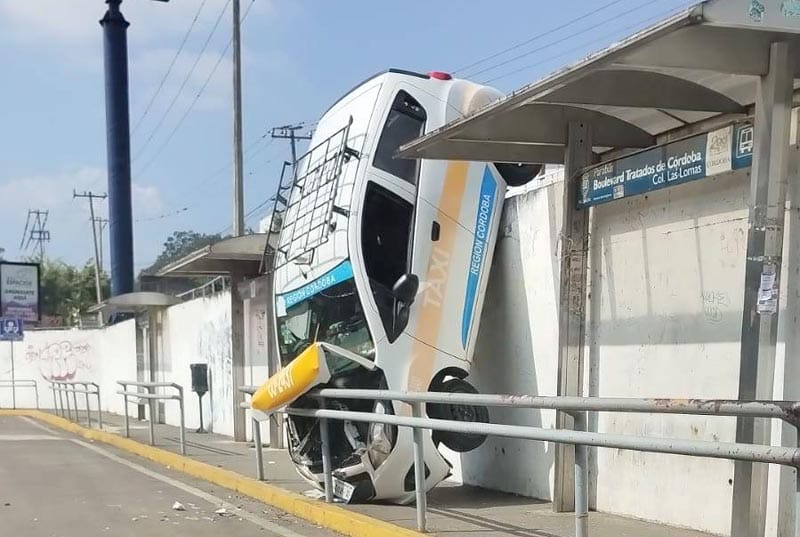 ¡TAXI VOLADOR! -*Voló más de seis metros de altura ...se salvó de milagro el conductor