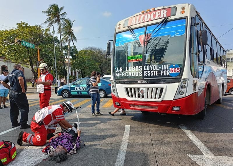 ¡ABUELITA Y AHIJADA ARROLLADAS POR URBANO RUTA ALCOCER!