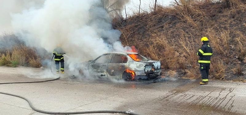 AUTO SE ACHICHARRA POR CORTO CIRCUITO!