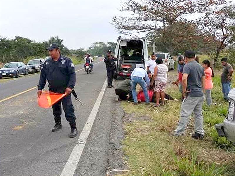 ¡CAE DE LA CAMIONETA Y SE PARTE LA CABEZA!