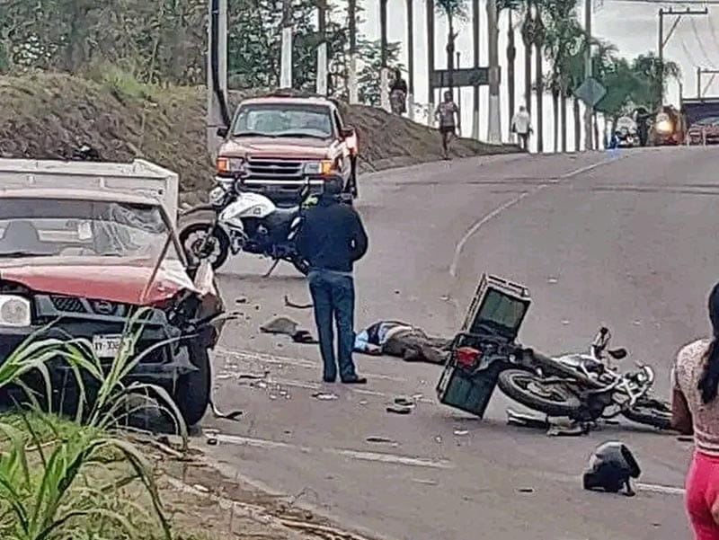 ¡GRAVE MOTOCICLISTA AL IMPACTARSE CONTRA CAMIONETA DE REDILAS!