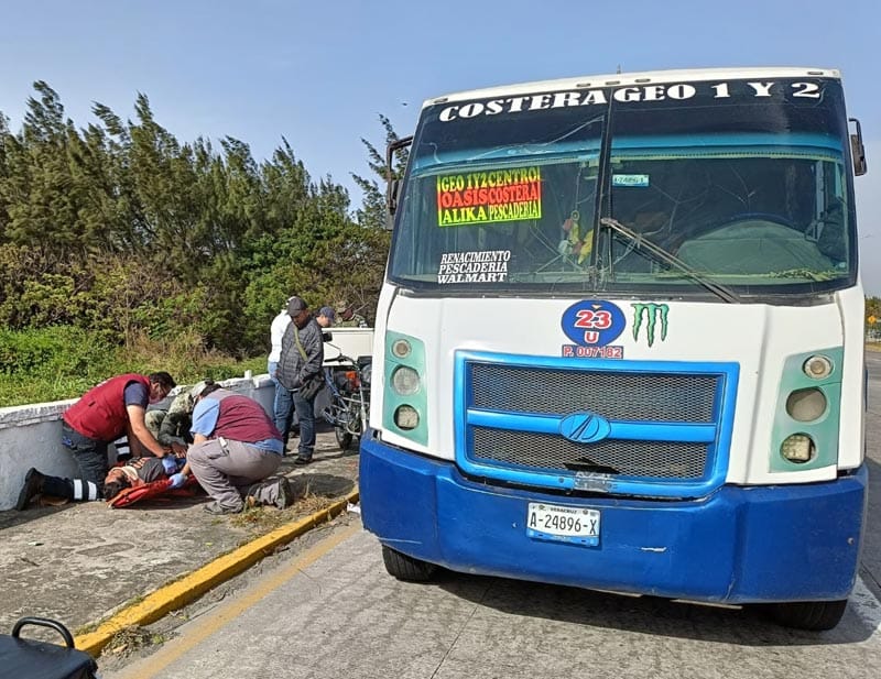 ¡MOTO REPARTIDOR IMPACTADO POR CAMIÓN RUTA “COSTERA”!