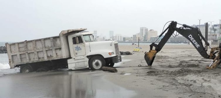 ¡RESCATAN CAMIÓN DE VOLTEO ATASCADO EN PLAYA MARTÍ!