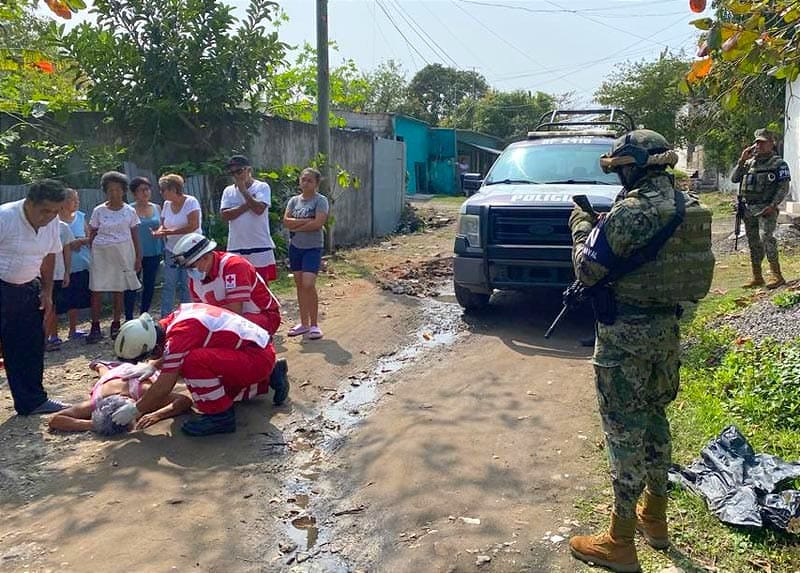 ¡VÁNDALO TROVADOR LE DA UNA GUITARRISA!