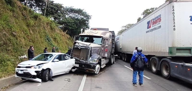 ¡CARAMBOLAZO EN LA AUTOPISTA! -EN LA CÓRDOBA-VERACRUZ