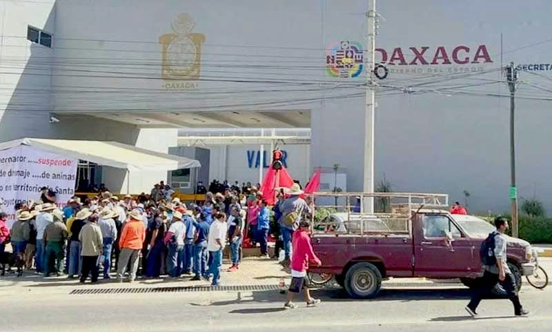 ¡HABITANTES TOMAN CUARTEL DE LA POLICÍA EN OAXACA!