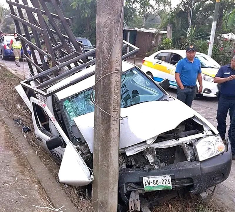 ¡BORRACHAZO! -DESTROZA LA CAMIONETA CONTRA POSTE DE CFE