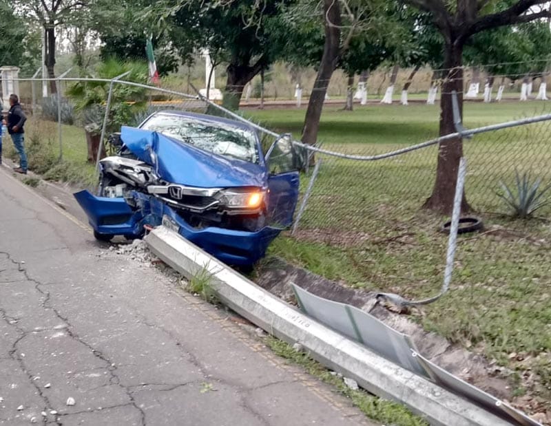 ¡PIERDE LA BRÚJULA Y SE IMPACTA CONTRA LA REJA!