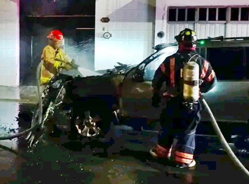 ¡FLAMAZO EN CAMIONETA POR FUGA DE GASOLINA!