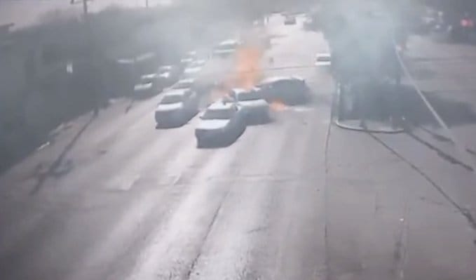 ¡JOVEN DESTROZA MERCEDES-BENZ AL CHOCAR CONTRA OCHOS AUTOS Y UNA MOTOCICLETA EN NUEVO LEÓN!