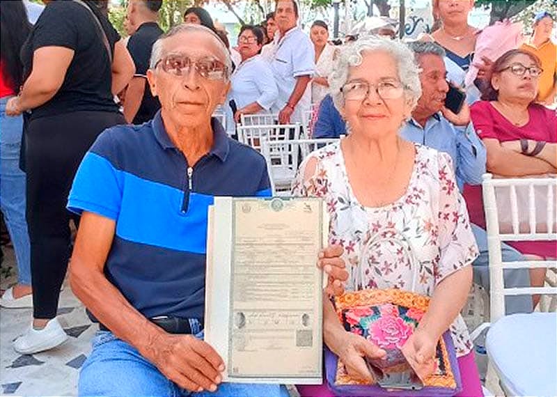 ¡DESPUÉS DE 50 AÑOS DE VIVIR JUNTOS SE CASAN! - *“Llegué trabajando aquí en Comisión Federal de Electricidad y ella también..."