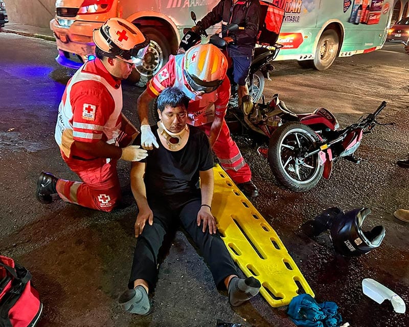 ¡ESTUDIANTE DEL TECNOLÓGICO SE IMPACTA CONTRA CAMIONETA! -SEÑALA QUE AL CRUZAR LA AVENIDA, NO SE PERCATÓ DEL MOTORIZADO.