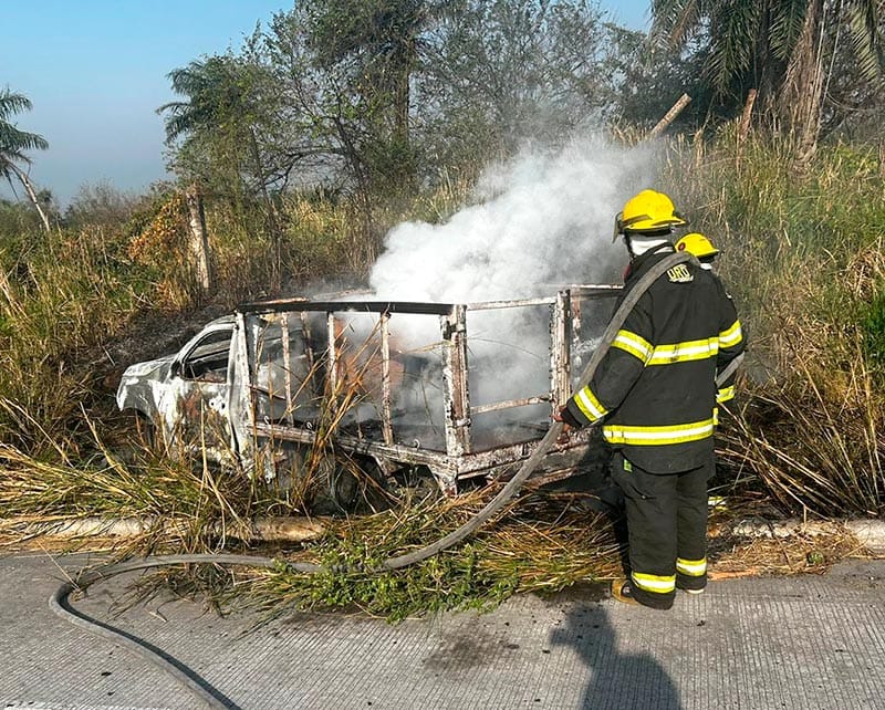 ¡SE QUEMA CAMIONETA Y LA DEJAN ABANDONADA!