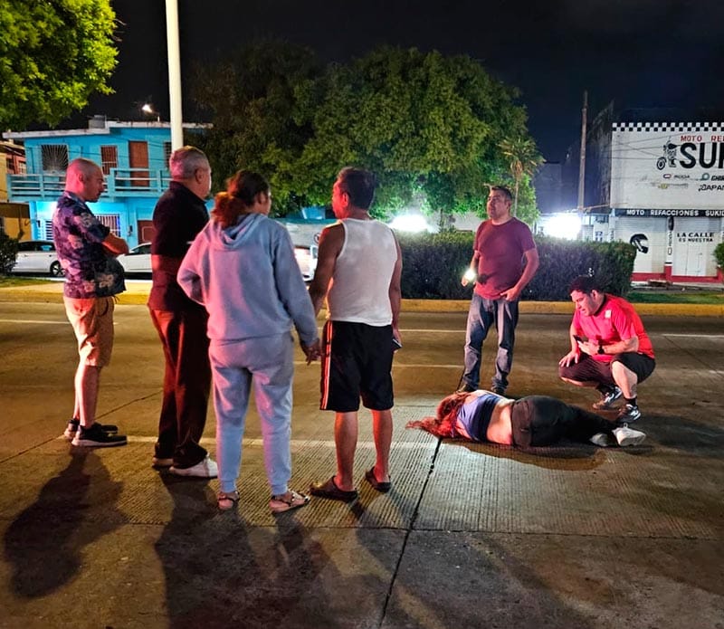 ¡CAFRE ATROPELLA A MUJER EN LA AVENIDA ALLENDE! - *TAXISTAS LO SIGUIERON PERO SE DIO A LA FUGA