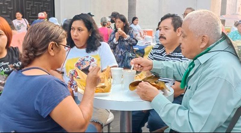 ¡CELEBRAN DÍA DE LA CANDELARIA! -*Con tamales en el zócalo de Veracruz