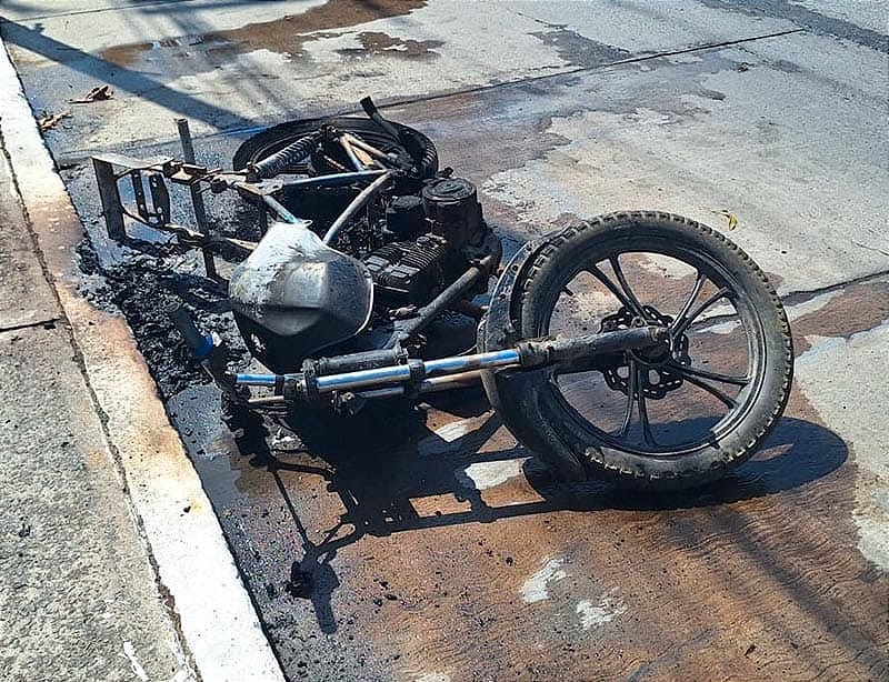 ¡FUEGO DEJA COMO CHATARRA MOTOCICLETA ABANDONADA!