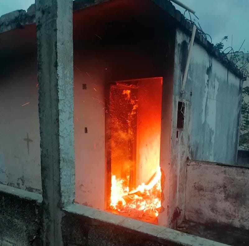 ¡PEPENADORES QUEMAN EDIFICIO ABANDONADO! -LOS VECINOS REPORTARON EL FUEGO EN EL SEGUNDO PISO