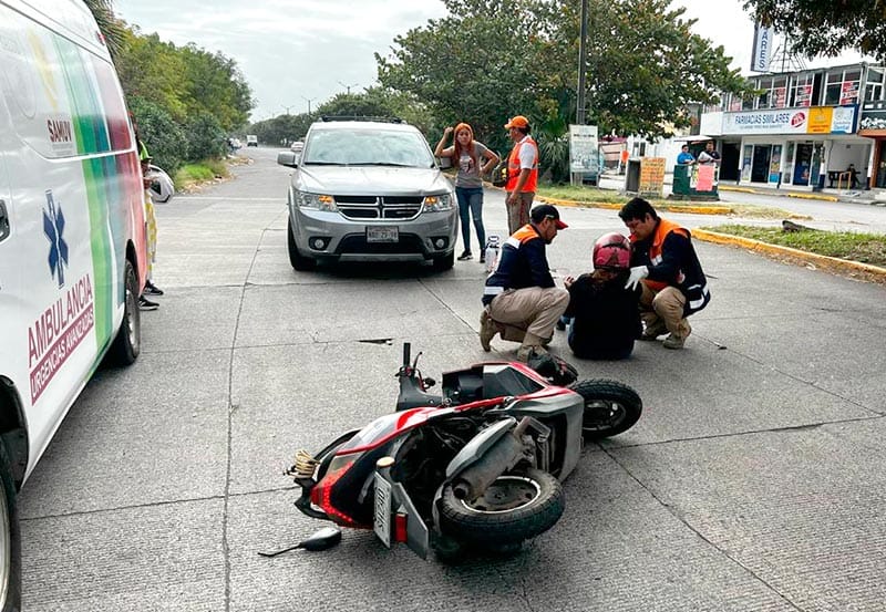 ¡SE LE ATRAVESÓ EN PUENTE MORENO! - *LA MOTOCICLISTA TERMINO MALLUGADA