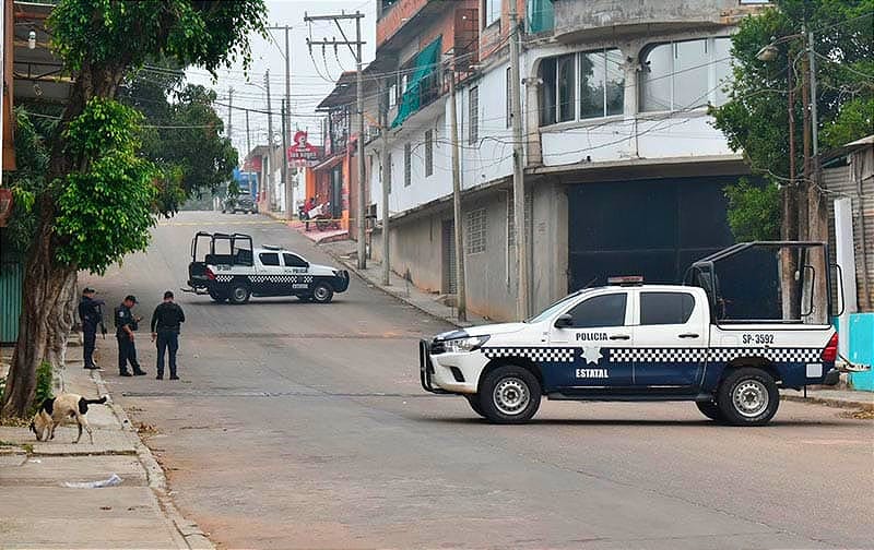 ¡TIROTEAN BODEGA EN ACAYUCAN! -*EL PORTÓN TENIA MAS DE 15 IMPACTOS DE BALA