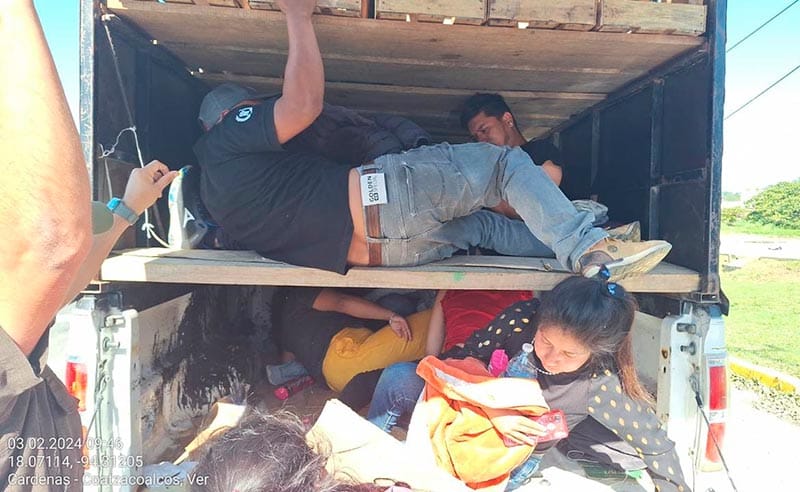 ¡64 MIGRANTES OCULTOS EN UNA CAMIONETA! -TRES PRESUNTOS POLLEROS FUERON DETENIDOS