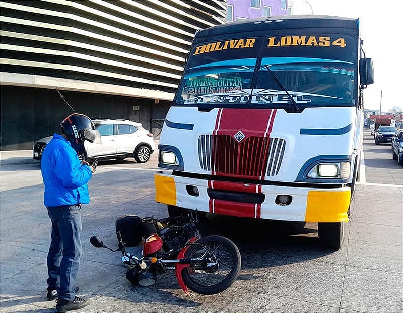 ¡CAMIÓN URBANO LE DA POR ATRÁS A MOTORIZADO!