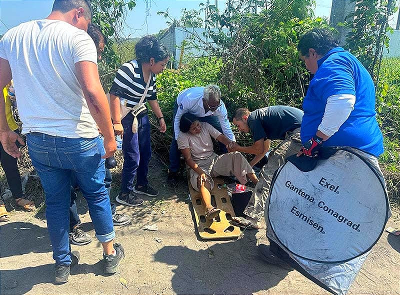 ¡ENCONTRONAZO EN MEDELLÍN! -*PAREJA EN MOTO SE ESTRELLA CONTRA UNA CAMIONETA