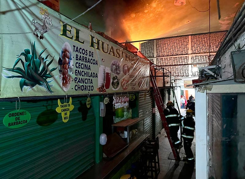 ¡FUEGO EN EL MERCADO HIDALGO! -