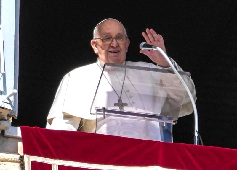 ¡PAPA FRANCISCO APARECE EN LA VENTANA SOBRE PLAZA DE SAN PEDRO DESPUÉS DE PADECER GRIPE!