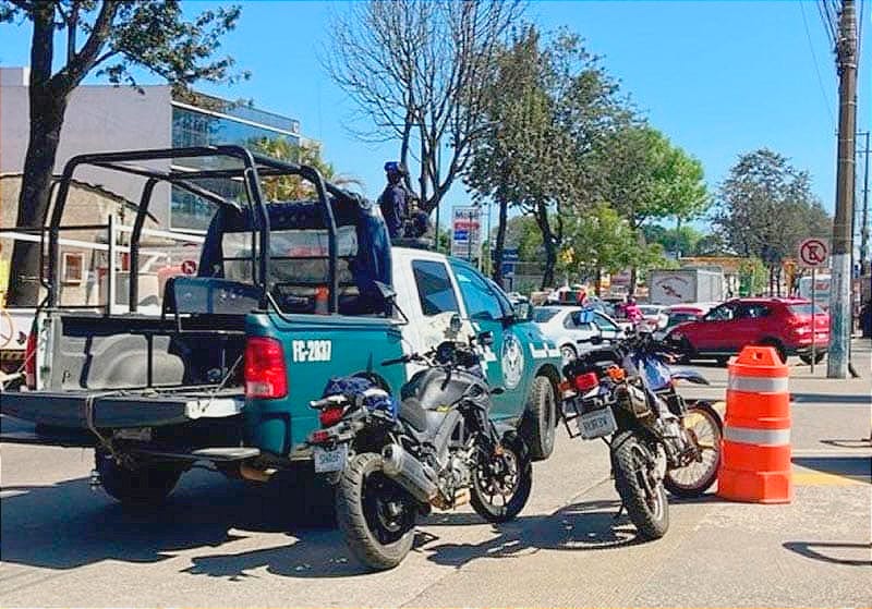 ¡LE ARREBATAN LOS 200 MIL PESOS DE LA NÓMINA! EN LA ENTRADA AL ESTACIONAMIENTO DEL BANCO, DOS SUJETOS ARMADOS EN MOTO