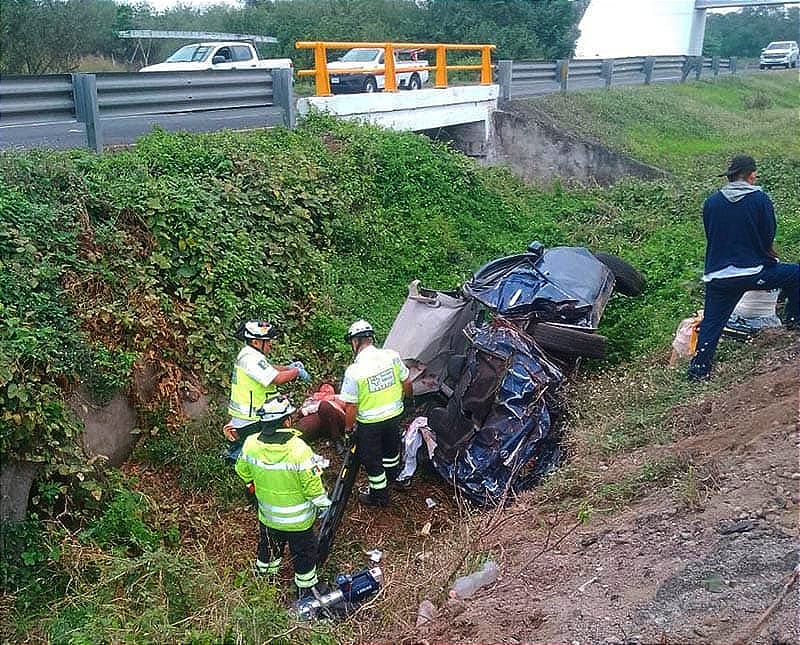 ¡CASI LAS MATA! - LAS EMBISTE Y LAS LANZA A LA CUNETA! *NO ESTÁN FRENANDO, EL TRAILERO SE DIO A LA FUGA, 4 DOCTORAS LESIONADAS