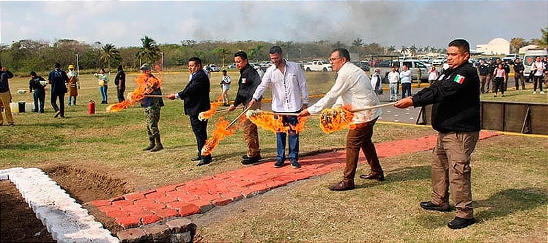 ¡FGR Y SEMAR QUEMAN CASI UNA TONELADA DE DROGAS! - EN LA BASE AERONAVAL DE LAS BAJADAS