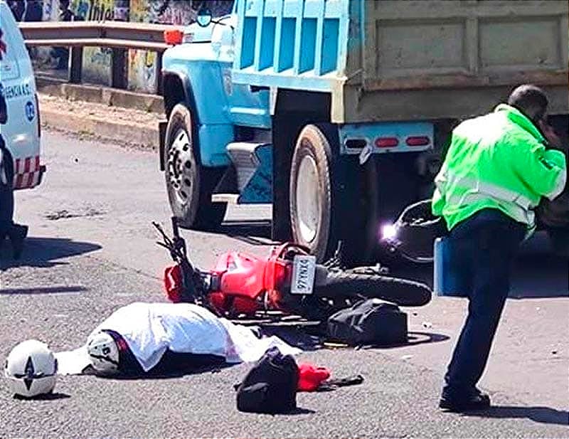 ¡SE IMPACTA CONTRA CAMIÓN DE VOLTEO Y PIERDE LA VIDA! - |Otro Persona que Viajaba en la Moto Resultó Lesionada