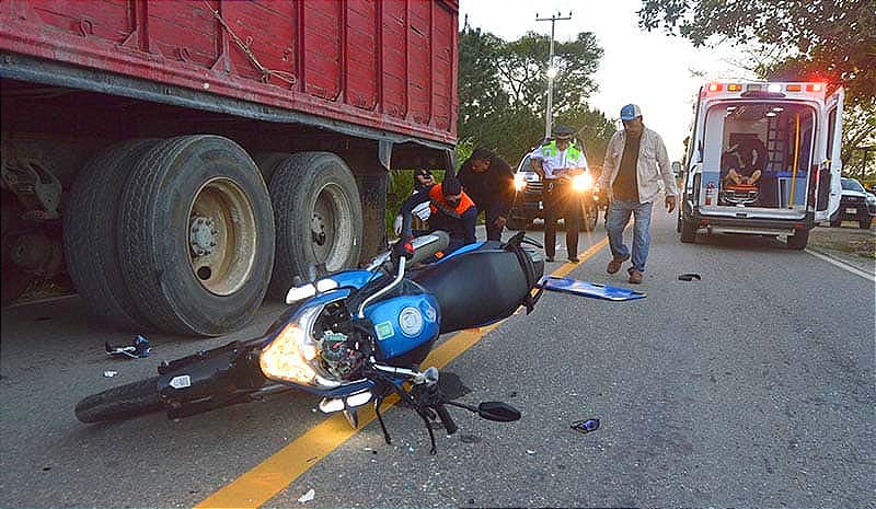 ¡PIERDE LA VIDA EN MOTOCICLETAZO! -Dos Hermanos Que Iban A Su Trabajo, Chocaron Contra Un Tractocamion, Uno Pierde La Vida, A Diferencia De Otros Casos, El Conductor Del Tractocamion, Se Quedó A Auxiliar