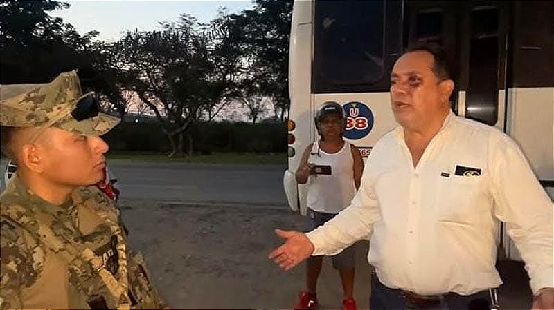 ¡POLICÍAS DETIENEN Y GOLPEAN AL HIJO DE UN PERMISIONARIO DE TRANSPORTE PÚBLICO! -*Está es la Información que Cubrían los Reporteros Cuando Fueron Agredidos