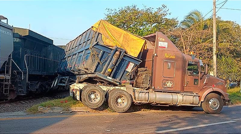 ¡SE LO LLEVÓ EL TREN! - |CON TODO Y DOBLE REMOLQUE ARROLLADO FRENTE A TAMSA