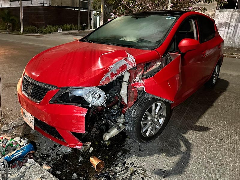 ¡SE ESTRELLA CONTRA UN POSTE EN EL VIRGINIA! - |EL CONDUCTOR ABANDONO EL AUTO