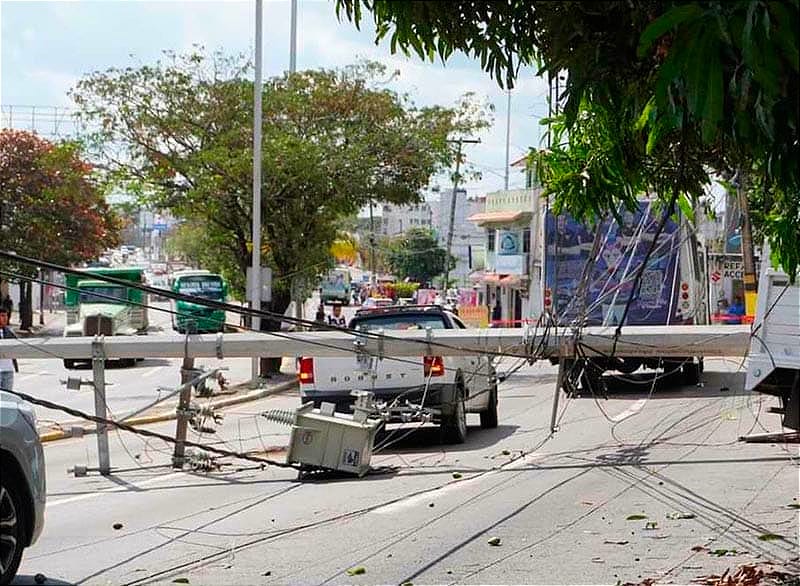 ¡APAGÓN EN BOCA! ...POR CARAMBOLAZO *Unanue urgió a CFE a restablecer la energía, en accidente cayó un poste