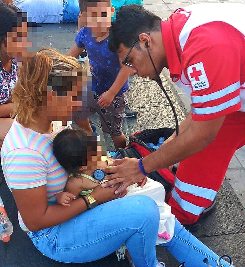 ¡CAE BEBITA AL MAR DEL MALECÓN! - |TRANSEÚNTES, POLICÍAS, NAVALES, TODOS SE LANZAN AL RESCATE