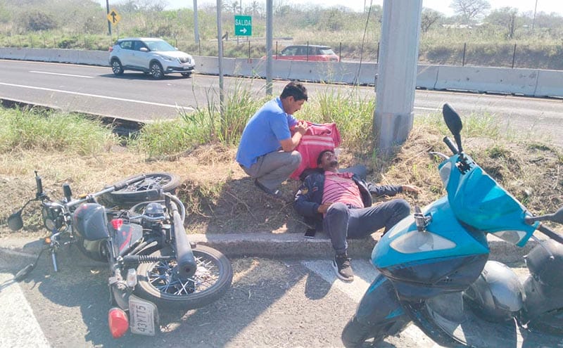 ¡MOTOCILCISTA SE DA UN TRANCAZO EN LA AUTOPISTA! -PERDIÓ EL CONTROL Y SE IMPACTO CONTRA BARRA METÁLICA