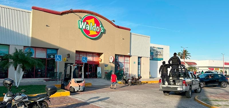 ¡PAREJA DE “RATONES” ASALTAN LA TIENDA WALDO'S! *Entraron como clientes y al estar en las cajas sacaron sus pistolas para apoderarse del dinero de las ventas