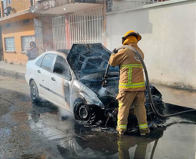 ¡PONEN EN ALERTA A LA TROPA POR AUTOMÓVIL EN LLAMAS!