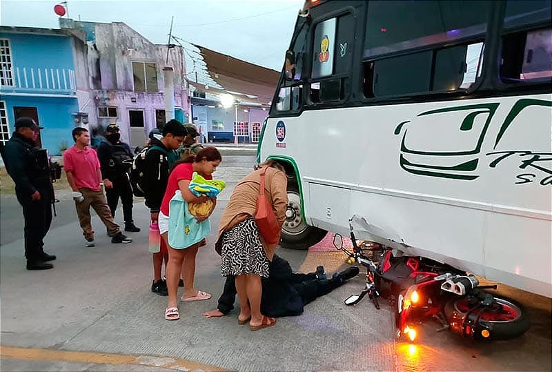 ¡TRANCAZO CONTRA CAMIÓN DE PASAJE! - *...EN LA CURVA