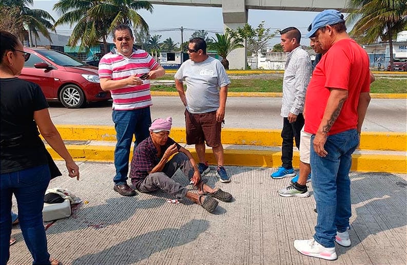 ¡LE PEGA EL PULPO Y LLEGA VOLANDO AL HOSPITAL! -*BAJO EL PUENTE DE LA BOTICARIA