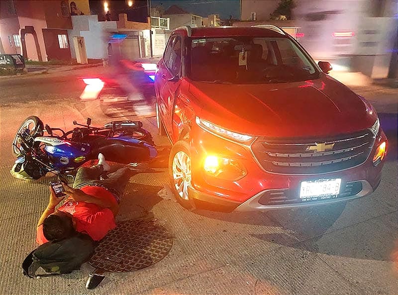 ¡MOTOCICLISTA FRACTURADO DESPUÉS DE IMPACTARSE CON CAMIONETA!