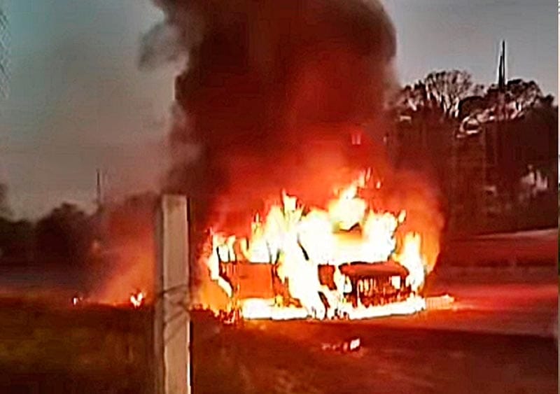 ¡SE INCENDIA AUTO EN LA AUTOPISTA! - |A LA ALTURA DE “LA QUEBRADORA”