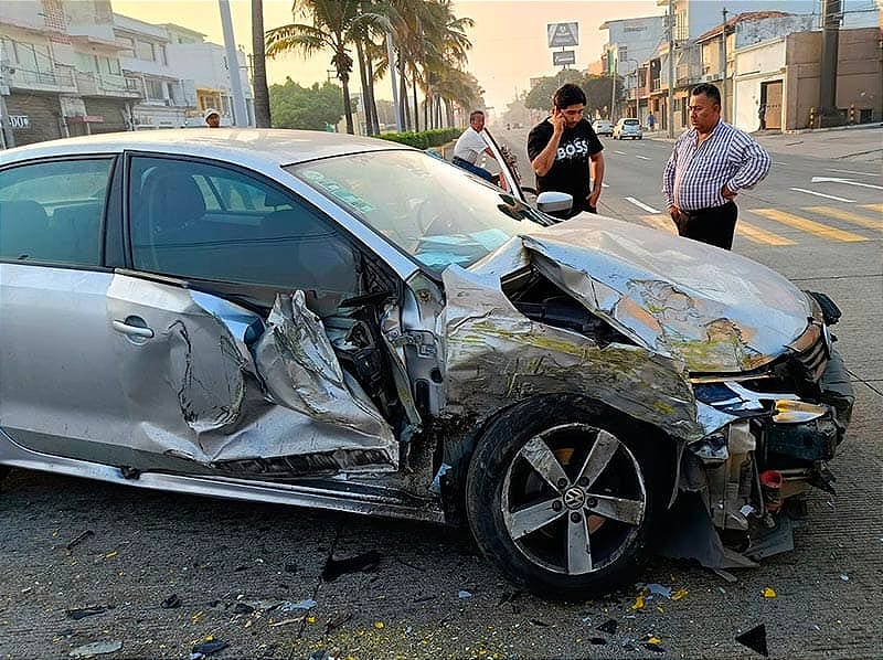 ¡“TORTAZO” ENTRE CAMIÓN Y AUTOMOVILÍSTA! -*Al Camión le queda un Raspón, al Otro...