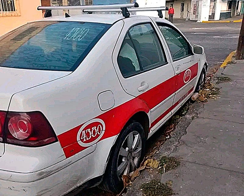 ¡VECINOS REPORTAN TAXI ABANDONADO!