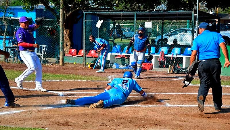 ¡COMPADRES EMPATA LIDERATO A POLLOS! - SOFTBOL DE PLAYA DE VACAS