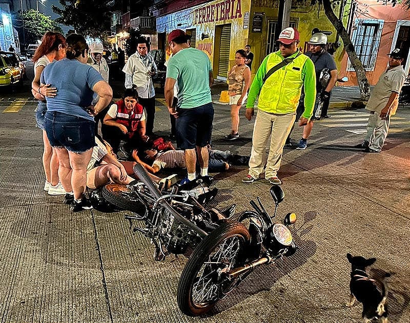 ¡IBAN A CENAR Y TERMINAN EN EL HOSPITAL! - MOTO VS CAMIONETA